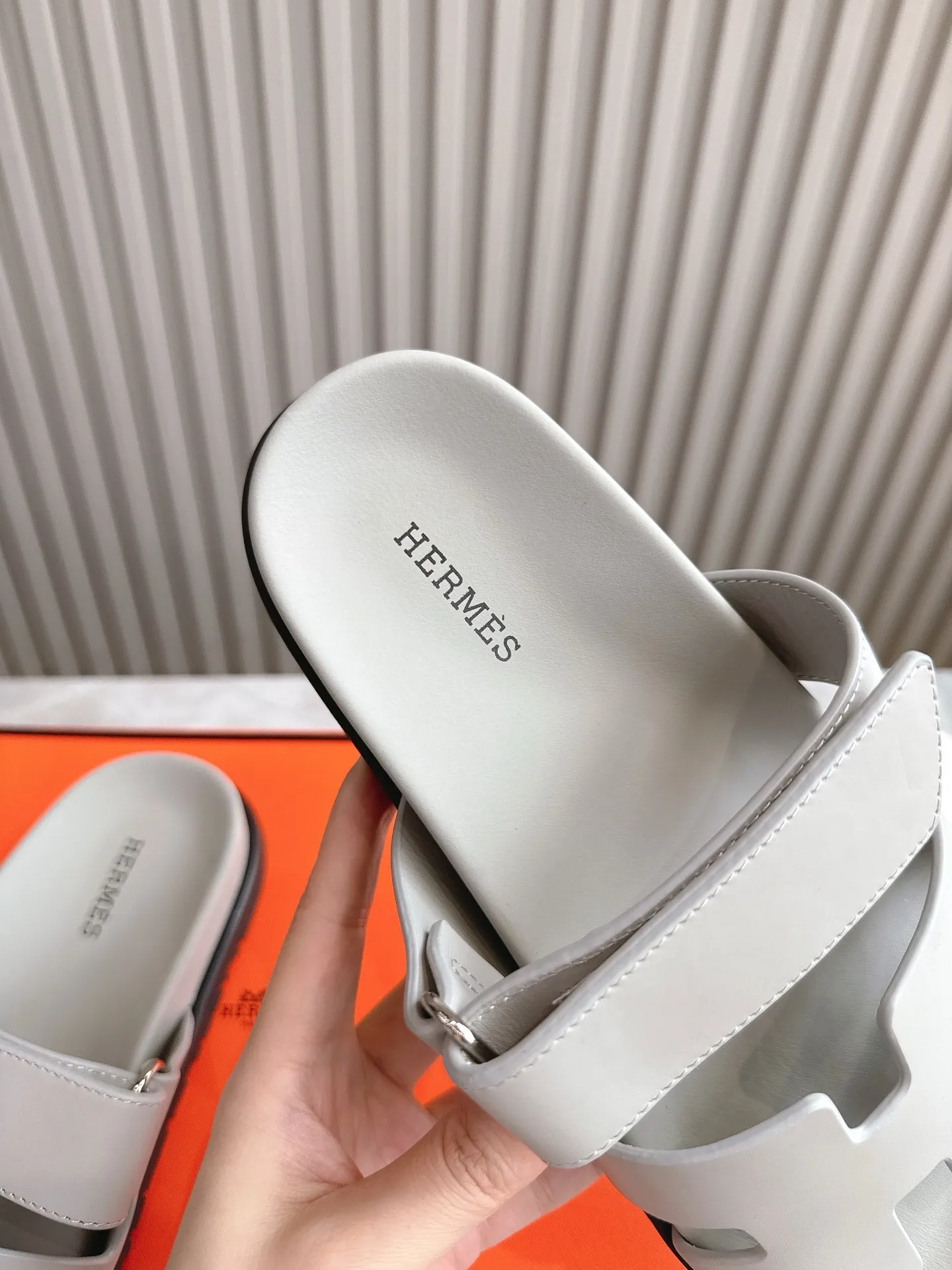 p480🐮🐮Couple model (top version) H family 2024 spring and summer new style HERMES Hermes' recently popular couple model pig nose angle sandals and slippers, paired with various colorful socks, popular. Upper: imported original deerskin (the genuine leather edging is not ordinary super migration). Lining: imported genuine leather. Outsole: Tpu non-slip and wear-resistant outsole. Size: Female 35-42 (40/42 non-returnable and non-exchangeable) Male size: 39-45 (45 non-refundable and non-exchangeable)